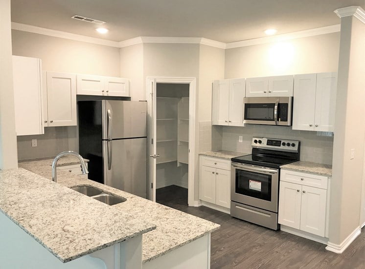 C1 (1-car) Kitchen with raised bar, granite coutnertops, stainless steel appliances